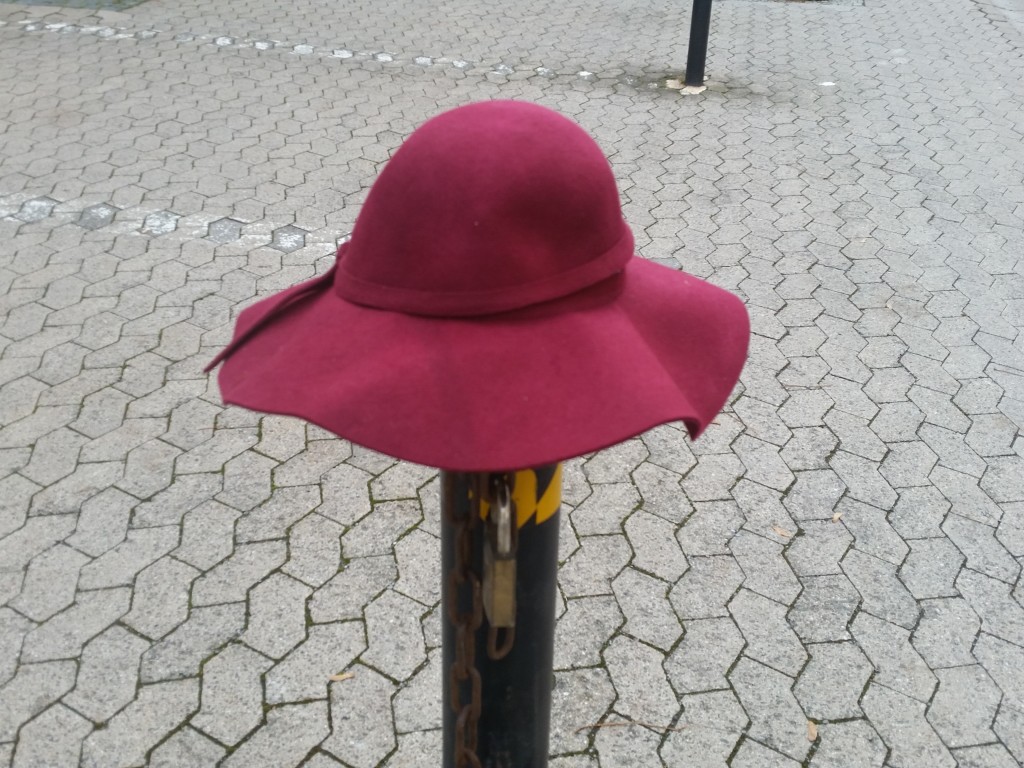 Damenhut lag auf Strasse