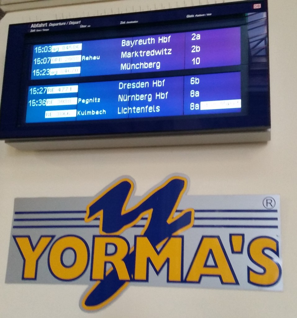Yormas Firmenschild im hofer Bahnhof