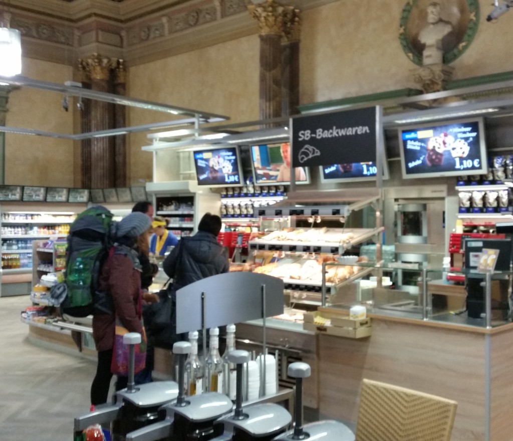 im Hofer Bahnhof gibt es bei Yormas Kaffee